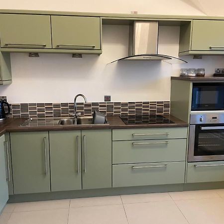 Orchard Oasis, Luxury Penthouse Getaway Apartment Coleraine Exterior photo